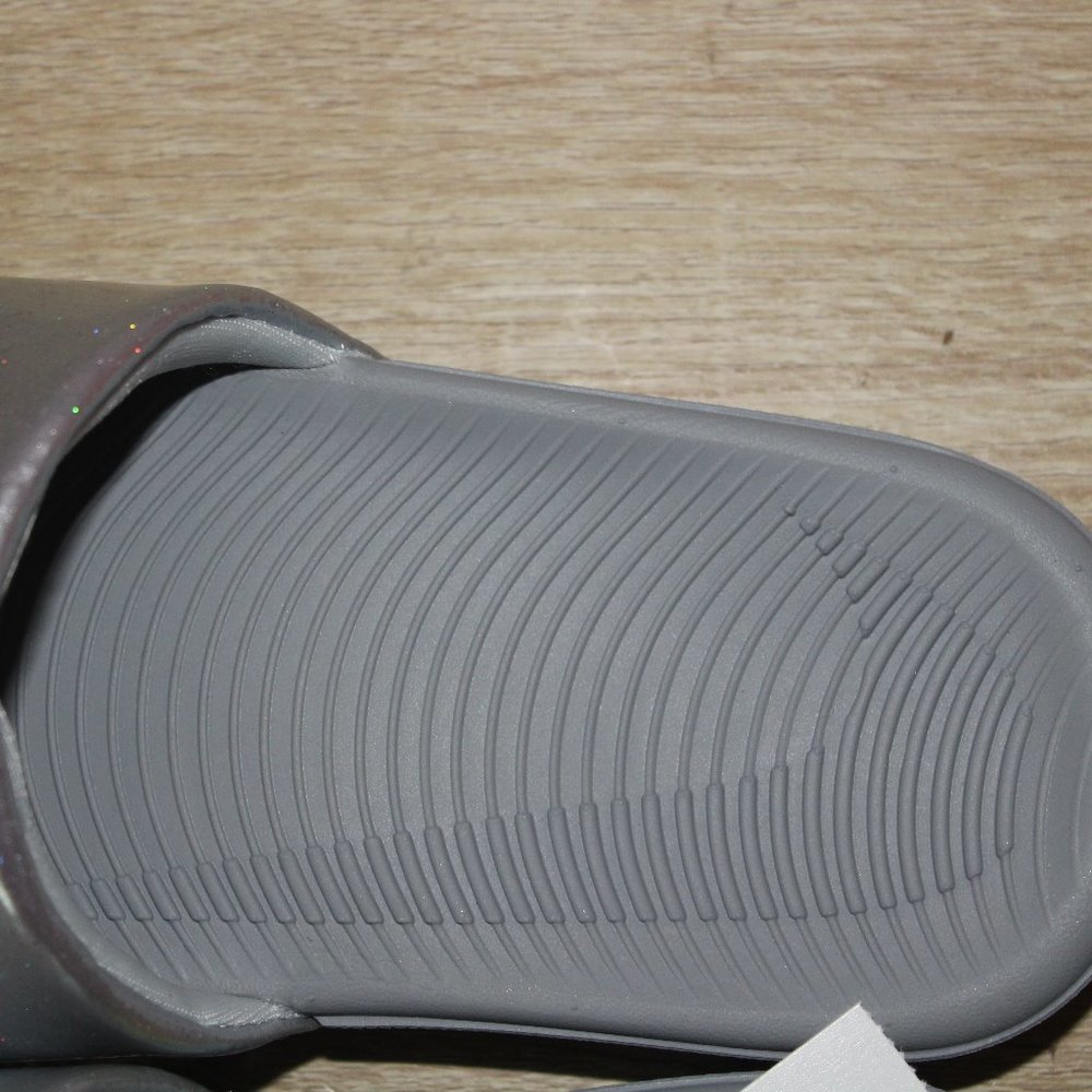 Nike Kawa Slides Girls sz 12c in Wolf Grey - Picture 3 of 5